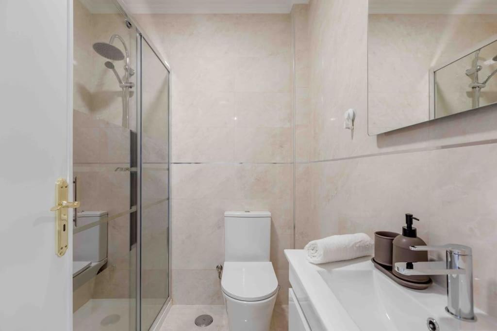 Lovely 3-Bedroom Condo W/ Free Parking On Premises Queluz Buitenkant foto
