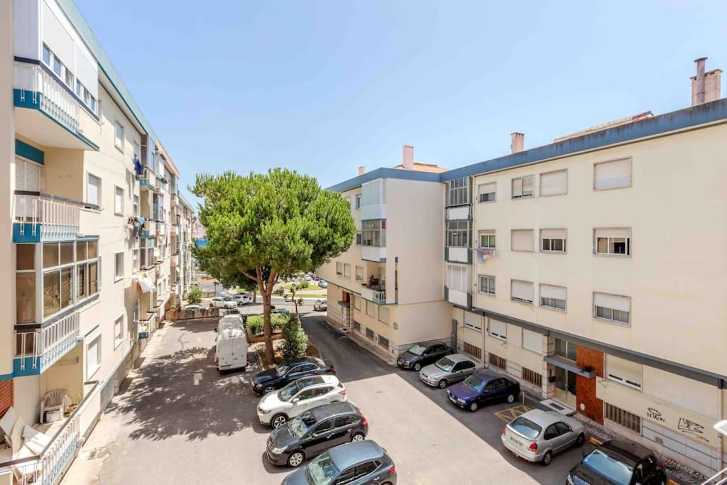 Lovely 3-Bedroom Condo W/ Free Parking On Premises Queluz Buitenkant foto