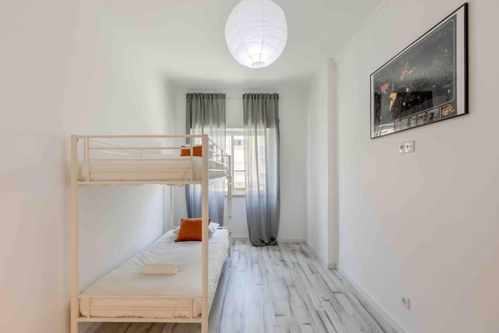 Lovely 3-Bedroom Condo W/ Free Parking On Premises Queluz Buitenkant foto