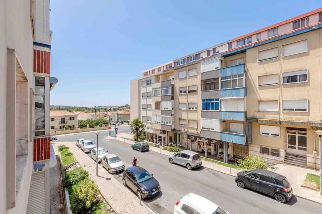 Lovely 3-Bedroom Condo W/ Free Parking On Premises Queluz Buitenkant foto