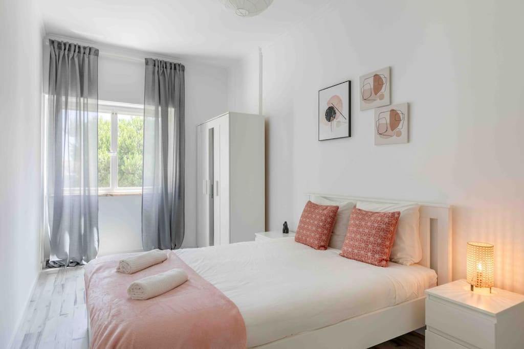Lovely 3-Bedroom Condo W/ Free Parking On Premises Queluz Buitenkant foto