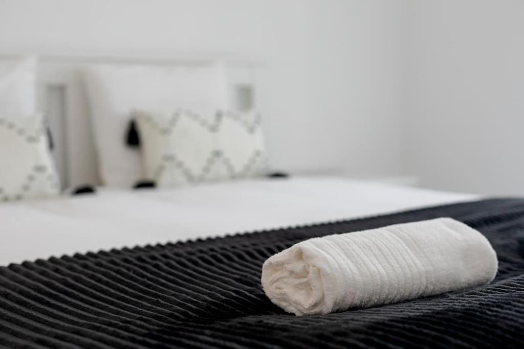 Lovely 3-Bedroom Condo W/ Free Parking On Premises Queluz Buitenkant foto