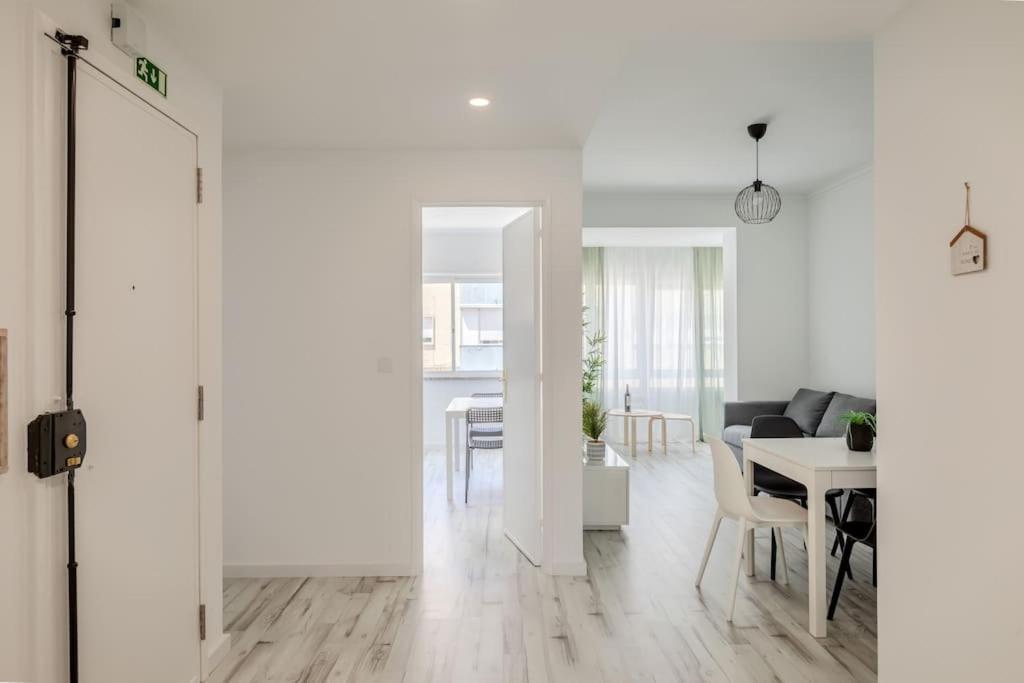 Lovely 3-Bedroom Condo W/ Free Parking On Premises Queluz Buitenkant foto