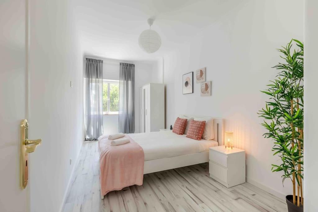 Lovely 3-Bedroom Condo W/ Free Parking On Premises Queluz Buitenkant foto