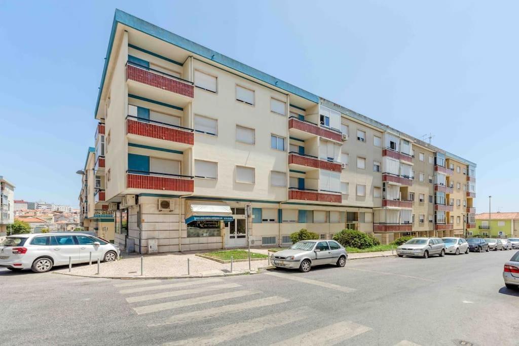 Lovely 3-Bedroom Condo W/ Free Parking On Premises Queluz Buitenkant foto
