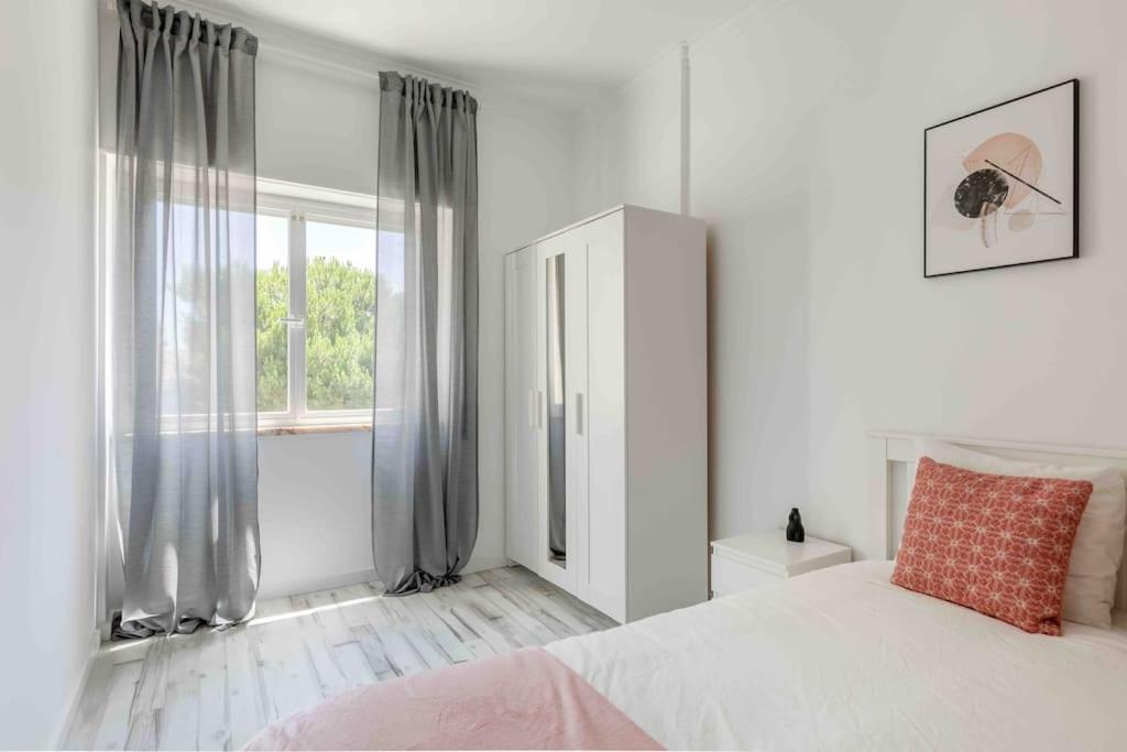 Lovely 3-Bedroom Condo W/ Free Parking On Premises Queluz Buitenkant foto