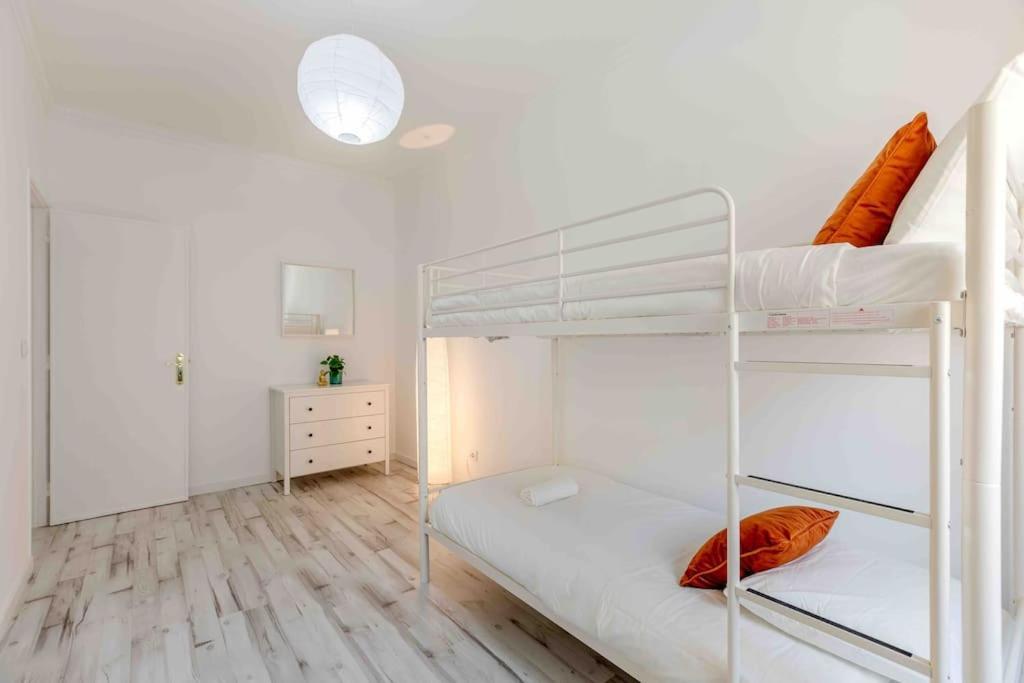 Lovely 3-Bedroom Condo W/ Free Parking On Premises Queluz Buitenkant foto