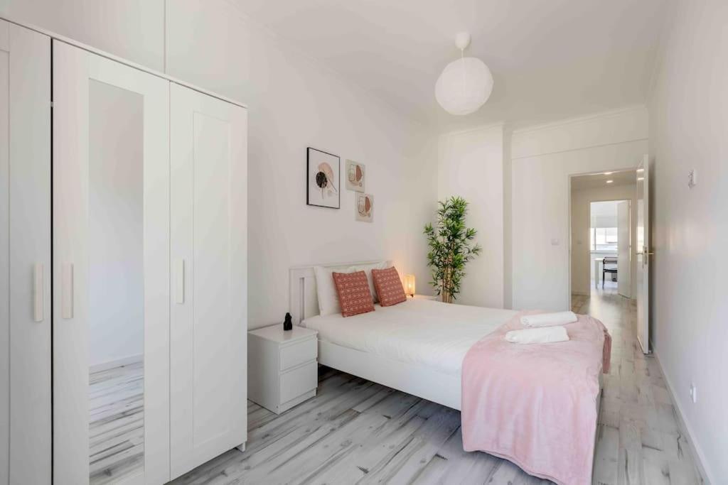 Lovely 3-Bedroom Condo W/ Free Parking On Premises Queluz Buitenkant foto