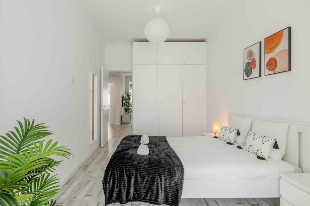 Lovely 3-Bedroom Condo W/ Free Parking On Premises Queluz Buitenkant foto