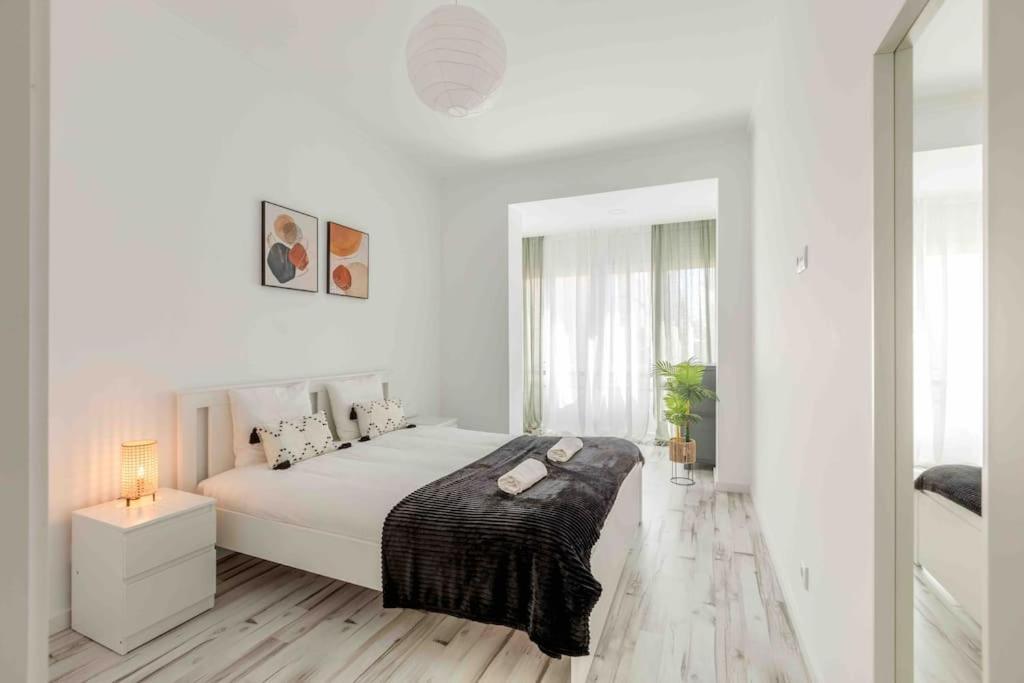Lovely 3-Bedroom Condo W/ Free Parking On Premises Queluz Buitenkant foto
